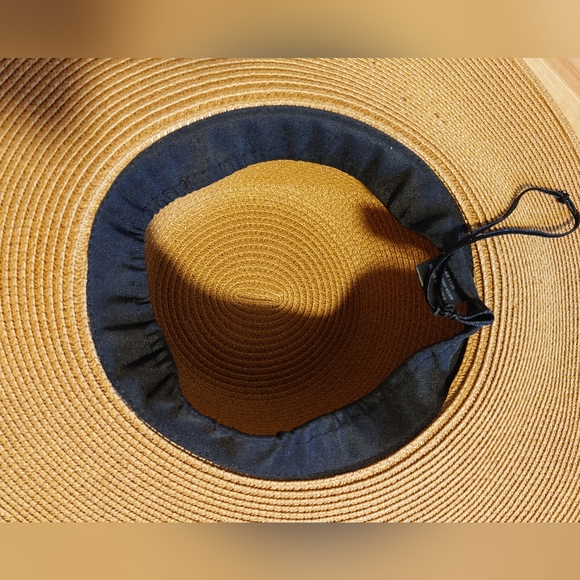 Wide brim Paper Straw Sun hat with black tassels. - Picture 3 of 4